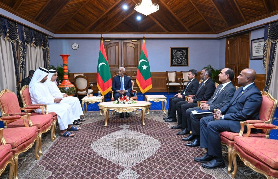 އަބޫދާބީ ފަންޑް ފޮރ ޑިވެލޮޕްމަންޓްގެ ޑިރެކްޓަރ ޖެނެރަލް، މުހައްމަދު ސާއިފް އަލް ސުވައިދީ، ރައީސުލްޖުމްހޫރިއްޔާ ޑރ. މުހައްމަދު މުއިއްޒުއާ ބައްދަލުކުރެއްވުން. / ފޮޓޯ: ރައީސް އޮފީސް