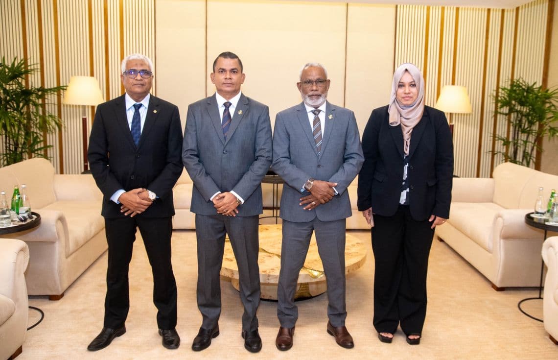 މަޖިލިސް ރައީސް ސުވިޒަލެންޑަށް ފުރާވަޑައިގަތުމަށް އެއާޕޯޓުގައި---