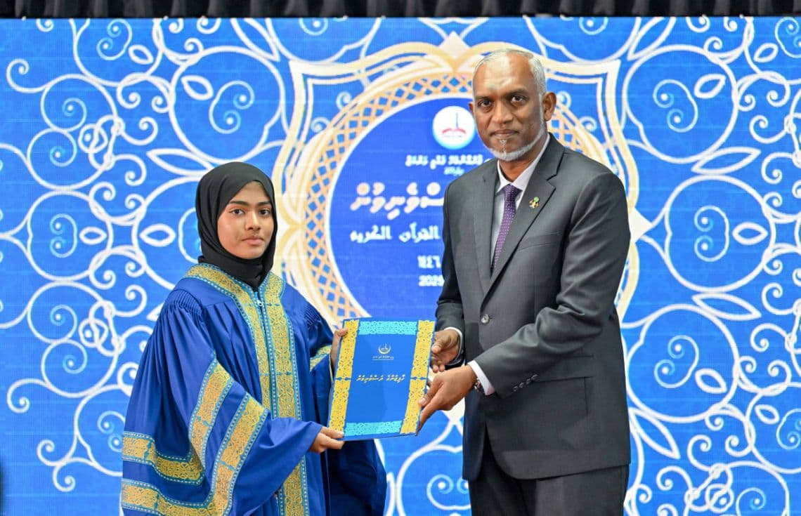 އެންމެފަހުން ބޭއްވި ހާފިޒުންގެ ދަސްވެނިވުމުގެ ރަސްމިއްޔާތުގައި ރައީސް ޑރ. މުއިއްޒު, ހާފިޒަކަށް ސެޓްފިކެޓް ހަވާލުކުރައްވަނީ / ފޮޓޯ: ރައީސް އޮފީސް