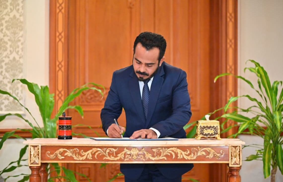 ހައި ކޯޓުގެ ފަނޑިިޔާރުކަމުގެ ލިޔުމުގައި ޖަމީލް މިރޭ ސޮއިކުރައްވަނީ. / ފޮޓޯ: ރައީސް އޮފީސް