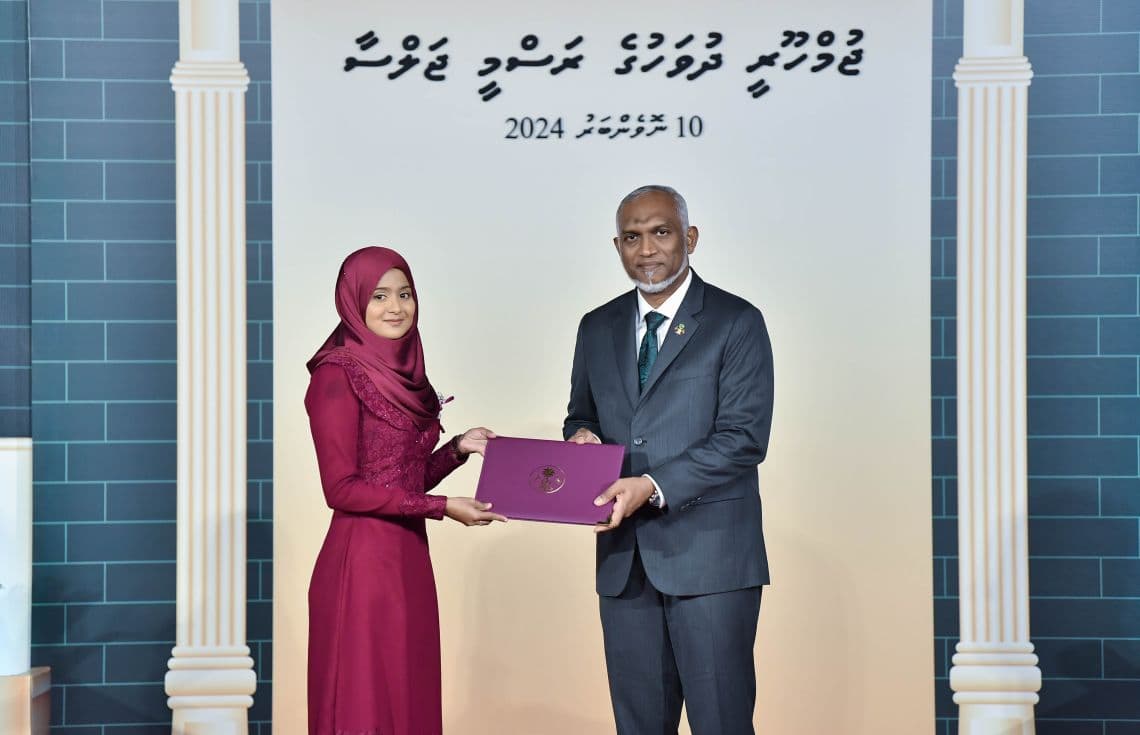 މިދިޔަ އަހަރުގެ ޖުމްހޫރީ ދުވަހުގެ ރަސްމީ ޖަލްސާގައި، މަތީ ދަރަޖަ ހޯދި ފަރާތަކަށް ރައީސް އިނާމު ދެއްވަނީ. / ފޮޓޯ: ރައީސް އޮފީސް