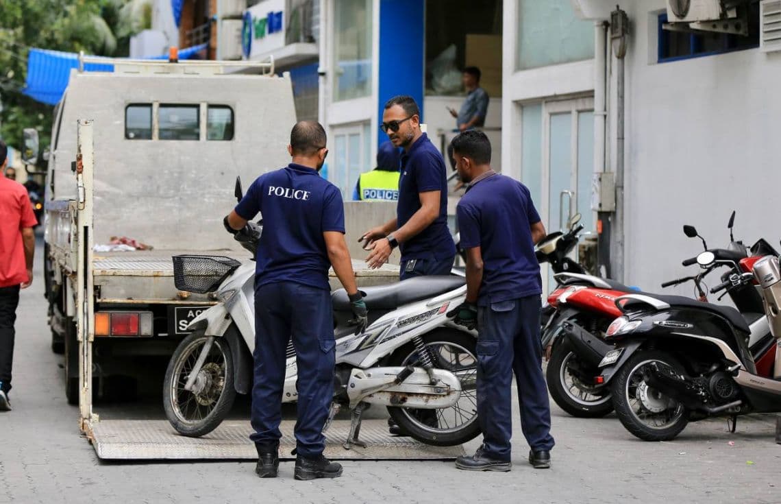މާލޭގައި ގަވާއިދާ ހިލާފަށް ޕާކު ކޮށްފައި ހުރި ވެހިކަލްތައް ފުލުހުން ޓޯކުރަނީ. / ފޮޓޯ: ފުލުހުން