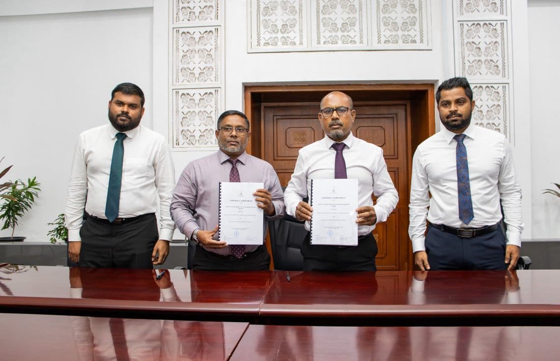 11 ރަށެއްގެ މަގު ހެދުމުގެ މަޝްރޫއުގައި ސޮއިކުރުމުގެ ރަސްމިއްޔާތުގެ ތެރެއިން: ފޮޓޯ/ ކޮންސްޓްރަކްޝަން މިނިސްޓްރީ---