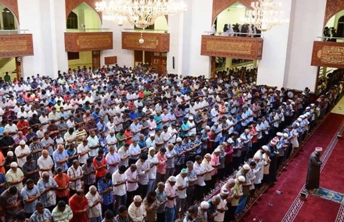އިސްލާމީ މަރުކަޒުގައި ނަމާދުކުރަނީ: ފޮޓޯ/ އިންޓަނެޓް---