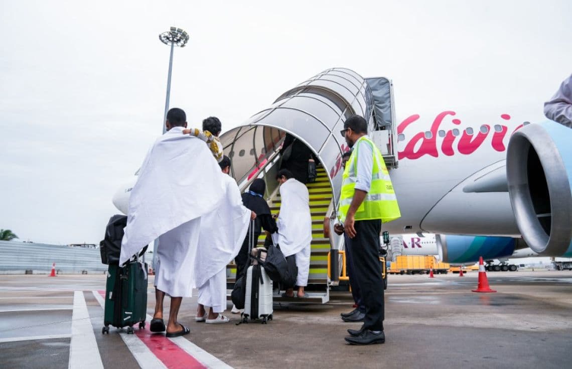 އުމްރާއަށް ސައުދީއަށް ފުރުމަށް ބަޔަކު މޯލްޑިވިއަންގެ ބޯޓަކަށް އަރަނީ.-- ފޮޓޯ: މޯލްޑިވިއަން