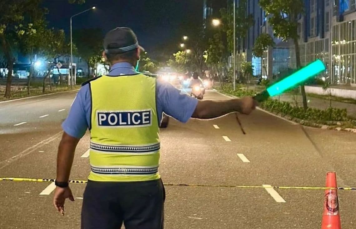 ހުޅުމާލެ މަގުމަތީގައި ފުލުހަކު ޓްރެފިކް ބަލަހައްޓަނީ--- ފޮޓޯ:ޕޮލިސް