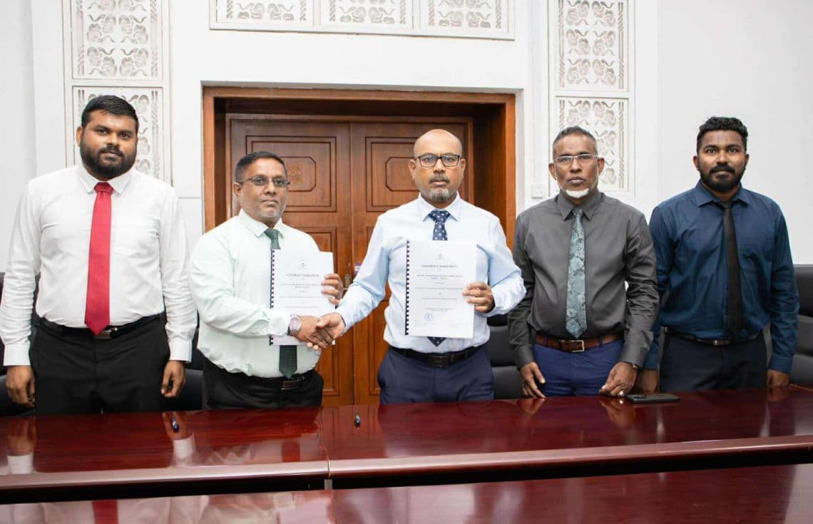 ފިއްލަދޫ މަގުތައް ތަރައްގީ ކުރުމަށް ސޮއި ކުރުން/ ފޮޓޯ: އިމާރާތް ކުރުމާ ބެހޭ ވުޒާރާ