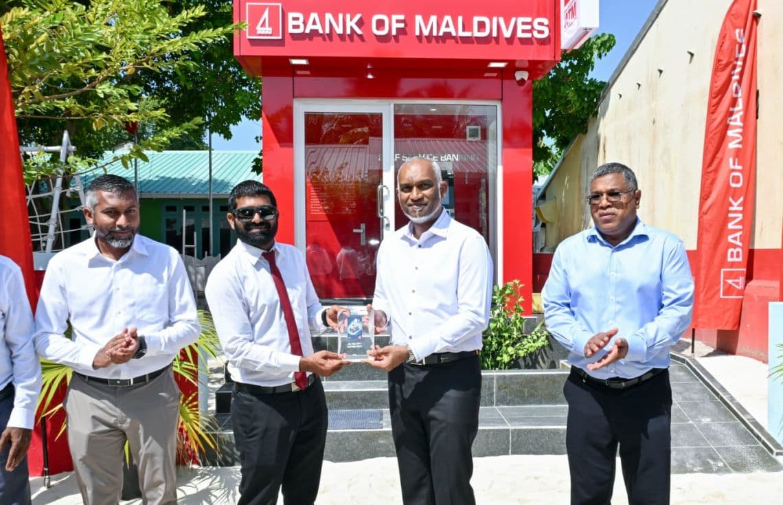ކަމަދޫ އޭޓީއެމް ހުޅުވައިދެއްވުން: ފޮޓޯ ރައީސް އޮފީސް---
