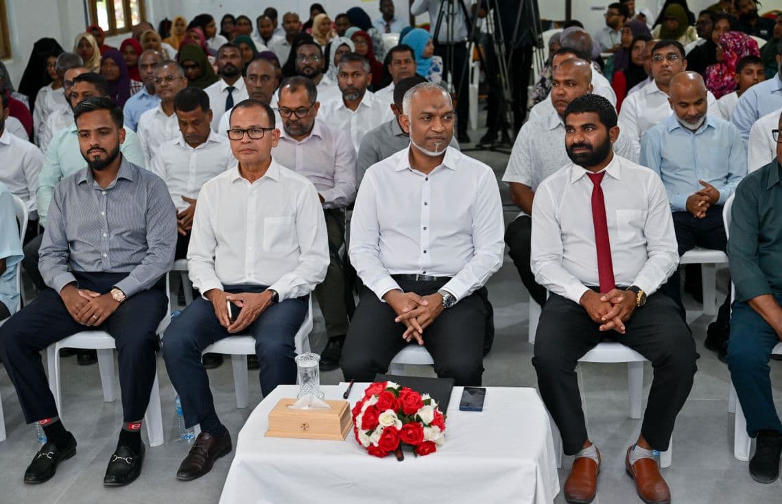 ބ. ކަމަދޫގެ ރައްޔިތުންނާއި ރައީސް ބައްދަލުކުރެއްވުން.—-ފޮޓޯ: ރައީސް އޮފީސް