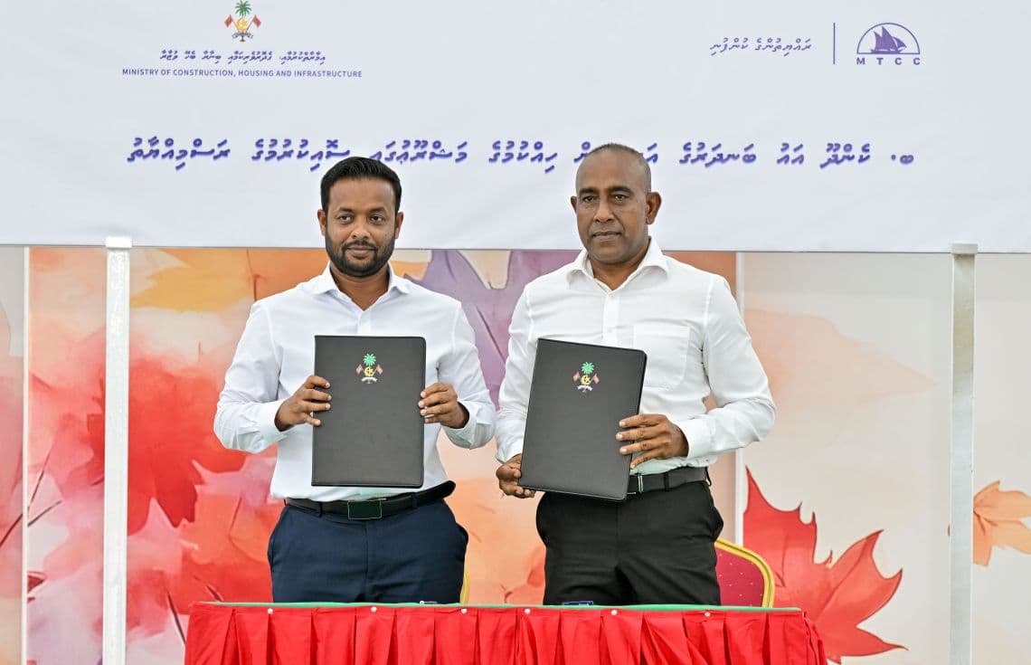 ކެންދޫ ބިން ހިއްކުމުގެ އެއްބަސްވުމުގައި ސޮއިކުރެއްވުމުގެ ރަސްމިއްޔާތުގެ ތެރެއިން: ފޮޓޯ/ ރައީސް އޮފީސް---