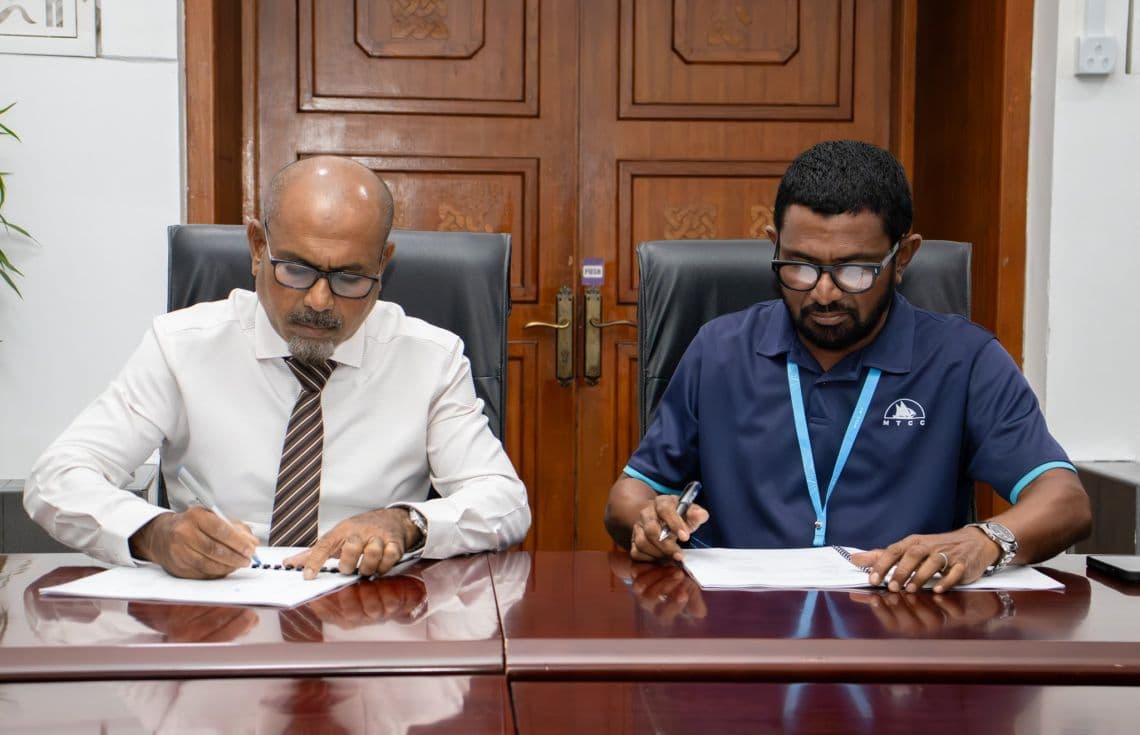 ތުޅާދޫއެއަރޕޯޓު ތަރައްޤީކުރުމަށް ބޭނުންވާ ބިންހިއްކުމުގެ މަޝްރޫޢުގައި ސޮއިކުރުން/ ފޮޓޯ: ކޮންސްޓްރަކްޝަން މިނިސްޓްރީ