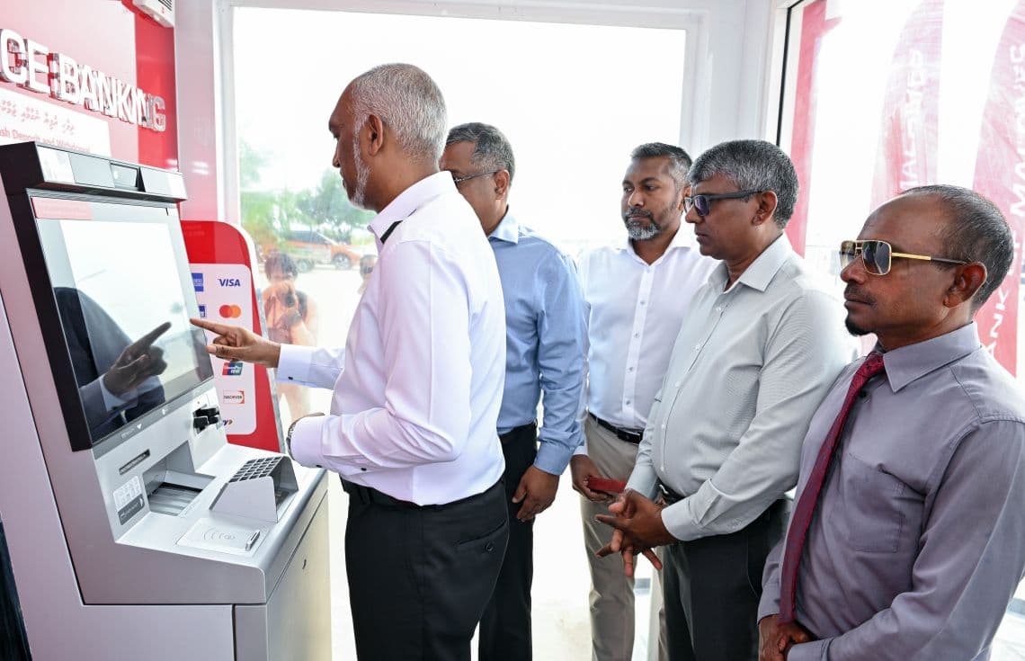 ރައީސް ފުޅަދޫގައި ބީއެމްއެލް އޭޓީއެމްގެ ހިދުމަތް ފައްޓަވައިދެއްވުން: ފޮޓޯ/ ރައީސް އޮފީސް---