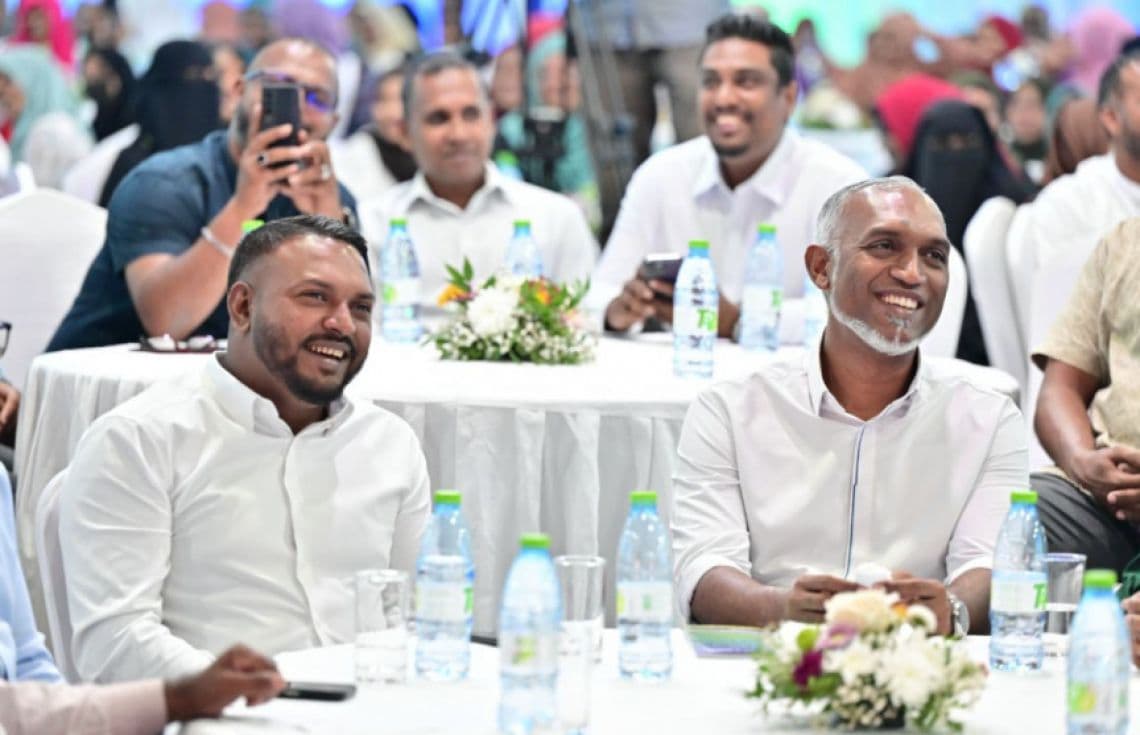 ރައީސް ޑރ. މުހައްމަދު މުއިއްޒު އާއި ޔޫތް މިނިސްޓަރުގެ އެޑްވައިޒަރު އަހުމަދު ނަރީޝް---ފޮޓޯ:މާލެ ސިޓީކައުންސިލް