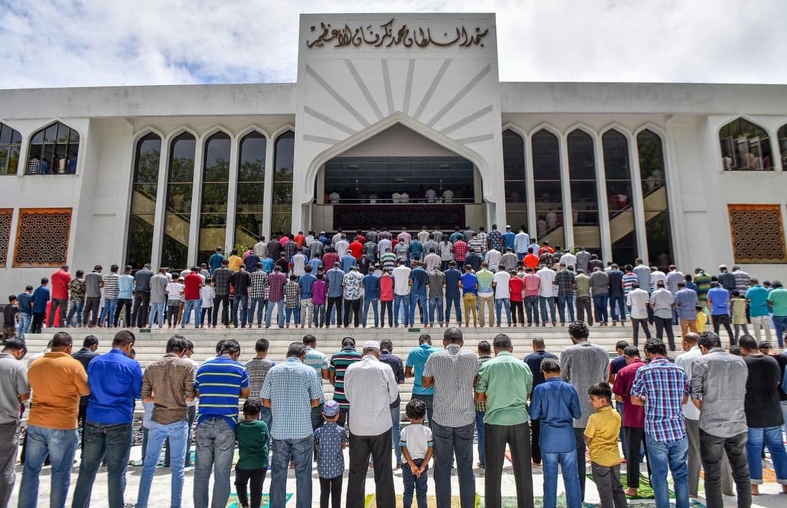އިސްލާމީ މަރުކަޒުގައި ހުކުރު ނަމާދުކުރަނީ: ފޮޓޯ/ އިންޓަނެޓް---