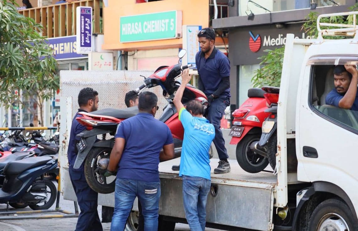 ދިގު މުއްދަތަކަށް މާލޭގެ މަގުތަކުގައި ދޫކޮށްފައިވާ އުޅަނދުތައް ނެގުން-- ފޮޓޯ: ފުލުހުން