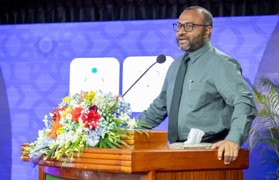 ތު ސްކޮލަރޝިޕް ލިބުނު ފަރާތްތަކަށް ލިޔުން ހަވާލުކުރުމަށް ބޭއްވުނު ޚާއްސަ ރަސްމިއްޔާތުގައި ވަޒީރު ވާހަކަ ދައްކަވަނީ/ ފޮޓޯ: ވުޒާރާ