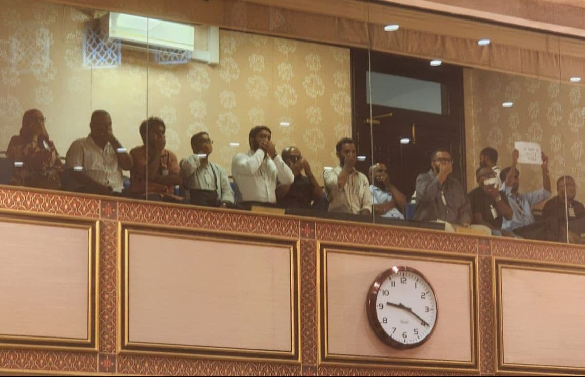 ނޫސްވެރިން މަޖިލީހުގެ ގެލެރީގައި ކުރި ހިމޭން އިހުތިޖާޖުގެ ތެރެއިން: ފޮޓޯ/ މިހާރު---