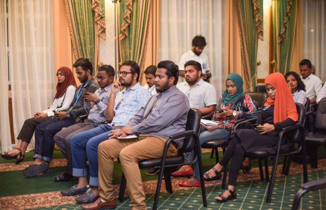 ރައީސް އޮފީހުގައި އޮތް ނޫސްވެރިންގެ ބައްދަލުވުމެއްގައި ނޫސްވެރިން ބައިވެރިވަނީ. --- ވަގުތު އިމޭޖަސް