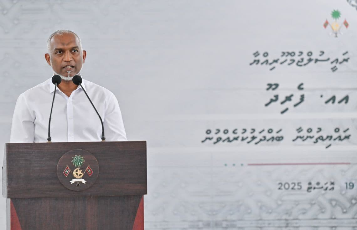 ރައީސް އއ. ފެރިދޫއަށް ކުރެއްވި ރަސްމީ ދަތުރުފުޅެއްގައި އެރަށުގެ ރައްޔިތުންނާ ބައްދަލުކުރައްވައި ވާހަކަފުޅު ދައްކަވަނީ/ ފޮޓޯ: ރައީސް އޮފީސް