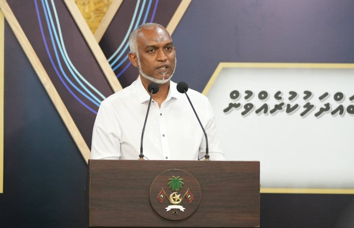 މަތިވެރި ރައްޔިތުންނާއި ބައްދަލުކުރައްވައި ރައީސް ވާހަކަ ދައްކަވަނީ.---ފޮޓޯ:ހުލާސާ