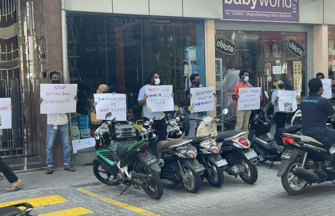 ނޫސްވެރިންތަކެއް އިހުތިޖާޖުކުރަނީ: ފޮޓޯ/ ދިޔަރެސް---