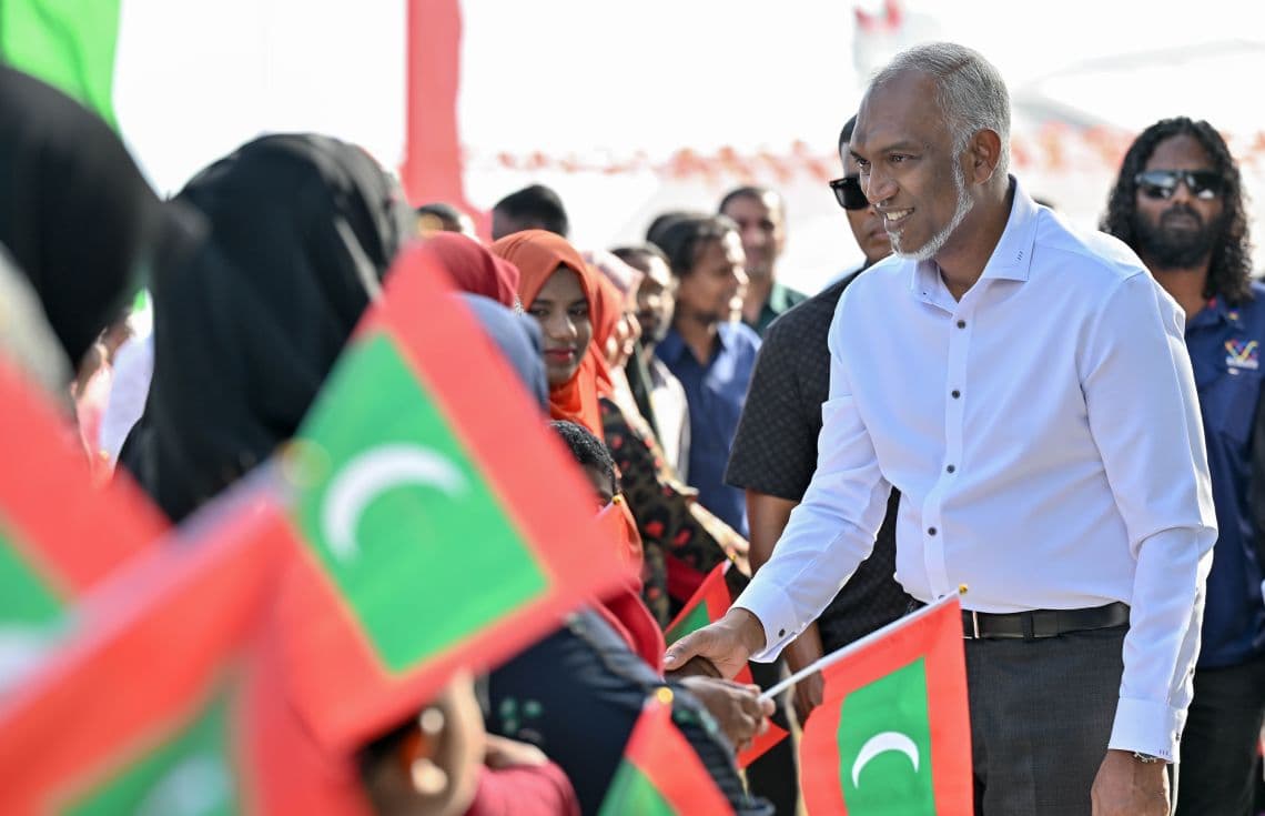 ބޮޑުފުޅަދޫގެ ރައްޔިތުން ރައީސް އަށް މަރުހަބާ ދަންނަވަނީ.--ފޮޓޯ:ރައީސް އޮފީސް