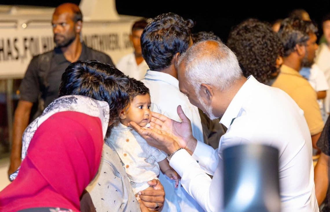 ރައީސުލްޖުމްހޫރިއްޔާ ޑރ. މުޙައްމަދު މުޢިއްޒު ތުއްތު ކުއްޖަކާއެކު - ފޮޓޯ: ރައީސް އޮފީސް