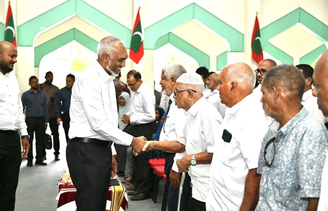 ރައީސް ހއ. އުތީމަށް ކުރެއްވި ދަތުރުފުޅުގައި އެ ރަށުގެ ރައްޔިތުންނާއޮ ބައްދަލު ކުރެއްވުން / ފޮޓޯ: ރައީސް އޮފީސް