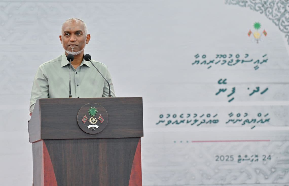 ރައީސް ފިނޭގެ ރައްޔިތުންނާއި ބައްދަލުކުރައްވައި ވާހަކަދައްކަވަނީ---- ފޮޓޯ:ރައީސް އޮފީސް