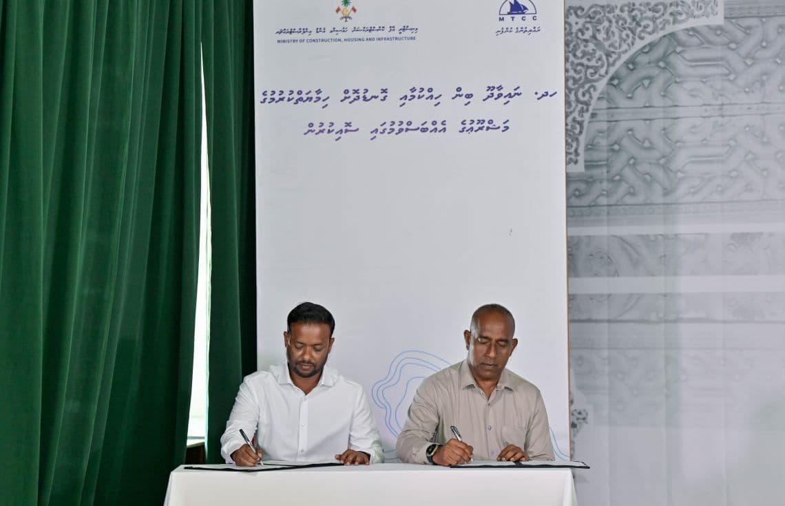 ނާވައިދޫ ބިން ހިއްކުމުގެ މަޝްރޫއުގެ އެގްރިމަންޓުގައި ސޮއި ކުރައްވަނީ.--ފޮޓޯ:ރައީސް އޮފީސް