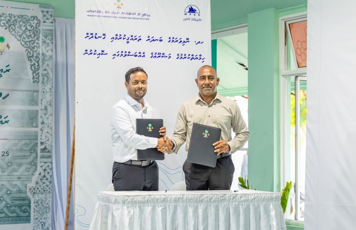 ހދ. ނޮޅިވަރަމް ބަނދަރު ހެދުމާއި ގޮނޑުދޮށް ހިމާޔަތްކުރުމުގެ މަޝްރޫއުގެ އެއްބަސްވުމުގައި ސޮއިކުރުން--- ފޮޓޯ: ރައީސް އޮފީސް