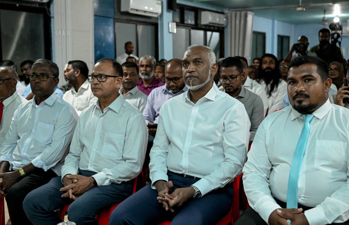 ރައީސް މުއިއްޒު ހދ. ނޮޅިވަރަންފަރުގެ ރައްޔިތުންނާ ބައްދަލުކުރެއްވުން: ފޮޓޯ/ ރައީސް އޮފީސް---