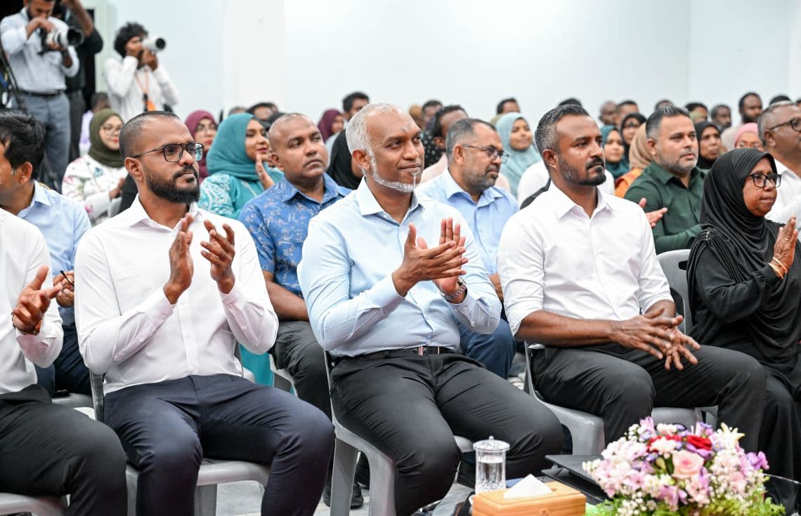 ރައީސް މުއިއްޒު: ފޮޓޯ/ ރައީސް އޮފީސް---