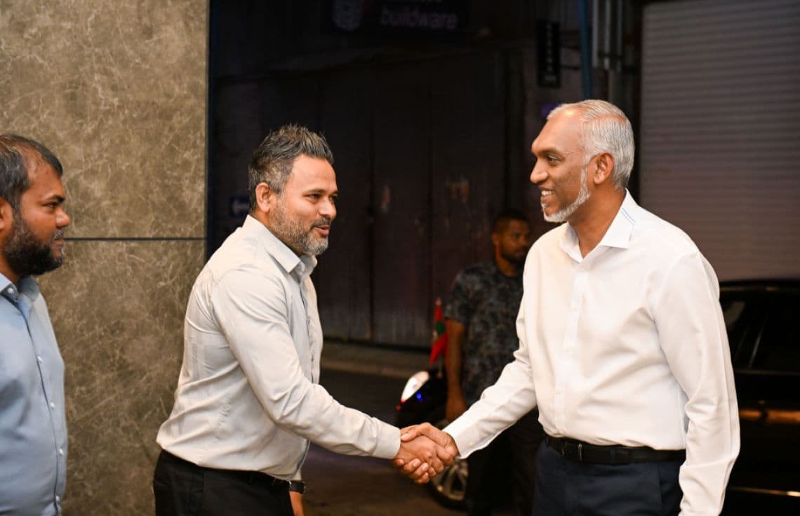 ރައީސް މުއިއްޒު އަދި މިނިސްޓަރު ޝިޔާމް. ޝިޔާމް ވިދާޅުވީ ރައީސް މުއިއްޒު ދެއްކެވީ ޑިމޮކްރަޓިކް ވެރިއެއްގެ ފަރާތްޕުޅުން ފެންނާނެ އެންމެ ރީތި މިސާލުކަމަށް: ފޮޓޯ/ އިންޓަނެޓް---