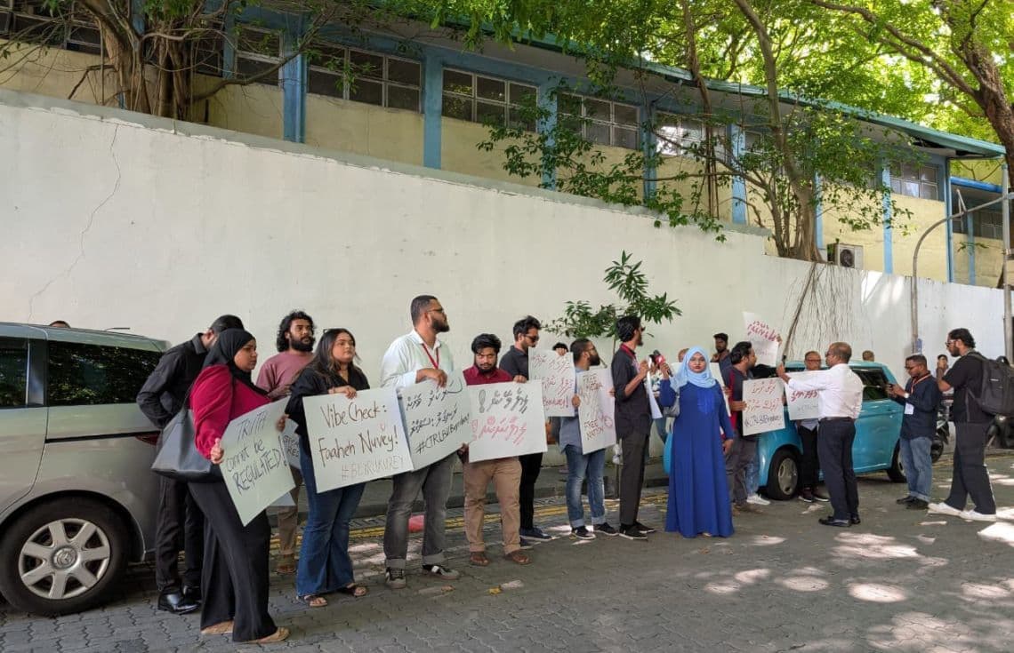 ނޫސްވެރިންތަކެއް ރައްޔިތުންގެ މަޖިލިސް ކައިރީގައި އިހުތިޖާޖު ކުރަނީ---