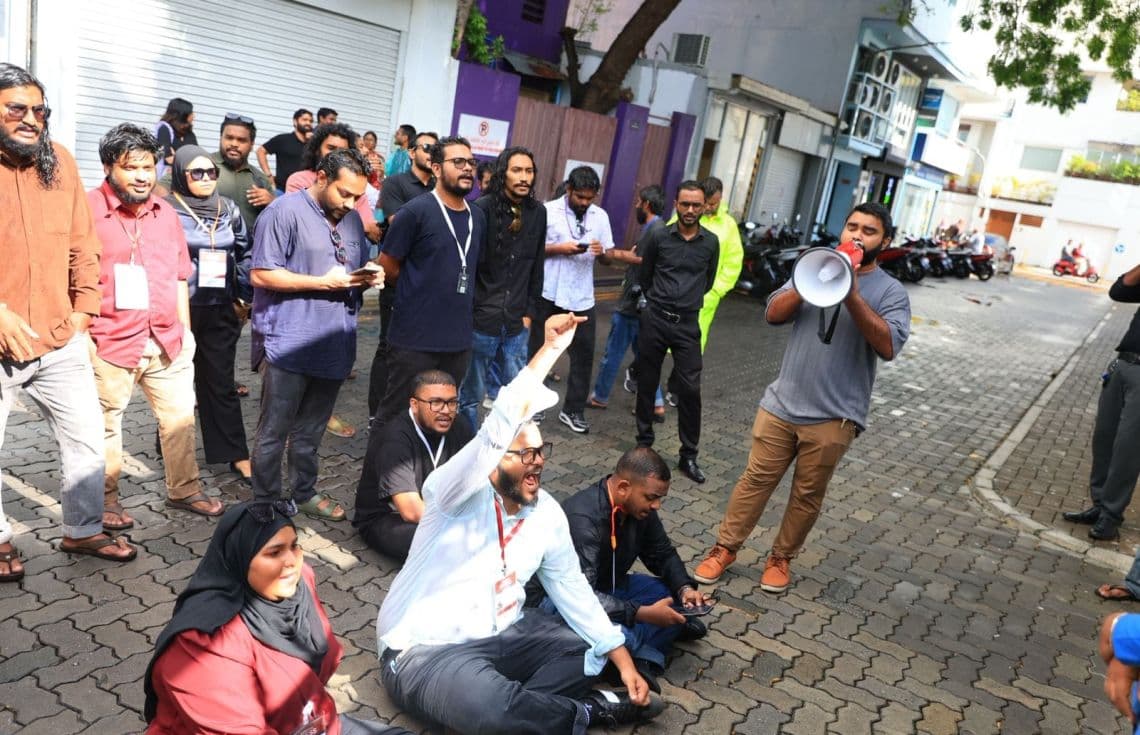 އިއްޔެގެ މުޒާހަރާގައި ނޫސްވެރިން މުއިލާގެ ކުރިމަތީގައި މުޒާހަރާ ކުރަނީ---- ފޮޓޯ: މޯލްޑިވްސް ޖާނަލިސްޓް އެސޯސިއޭޝަން