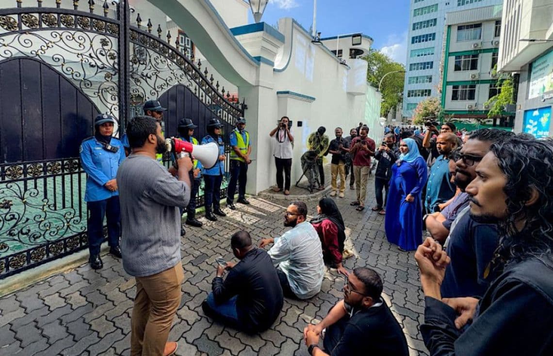 މޯލްޑިވްސް މީޑިއާ އެންޑް ބްރޯޑްކާސްޓިން ކޮމިޝަންގެ ބިލާއި ދެކޮޅަށް ނޫސްވެރިން މުޒާހަރާ ކުރަނީ/ ފޮޓޯ:މިހާރު