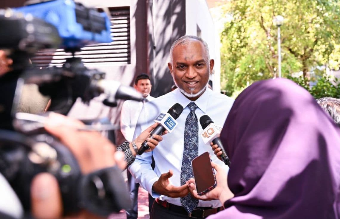 ރައީސް މުއިއްޒު ނޫސްވެރިންނާ ބައްދަލުކުރައްވަނީ: ފޮޓޯ/ އިންޓަނެޓް---