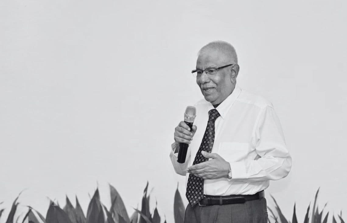 އޮނަރަބަލް މުޙައްމަދު ޢުމަރު މަނިކު.