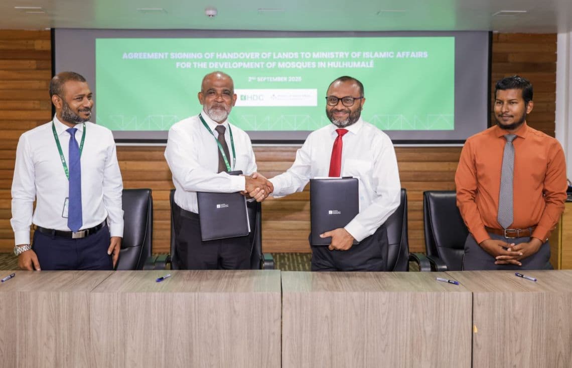 ހުޅުމާލޭ ދެވަނަ ފިޔަވަހީގައި ދެ މިސްކިތެއް އިމާރާތްކުރުމުގެ އެއްބަސްވުމުގައި ސޮއިކުރުމުގެ ރަސްމިއްޔާތުގެ ތެރެއިން: ފޮޓޯ/ އިސްލާމިކް މިނިސްޓްރީ--