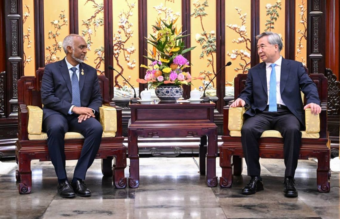 ރައީސް ޗައިނާގެ ވެރިކަން ކުރާ ޕާޓީގެ އިސްވެރިންނާ ބައްދަލުުކުރެއްވުން: ފޮޓޯ: ރައީސް އޮފީސް