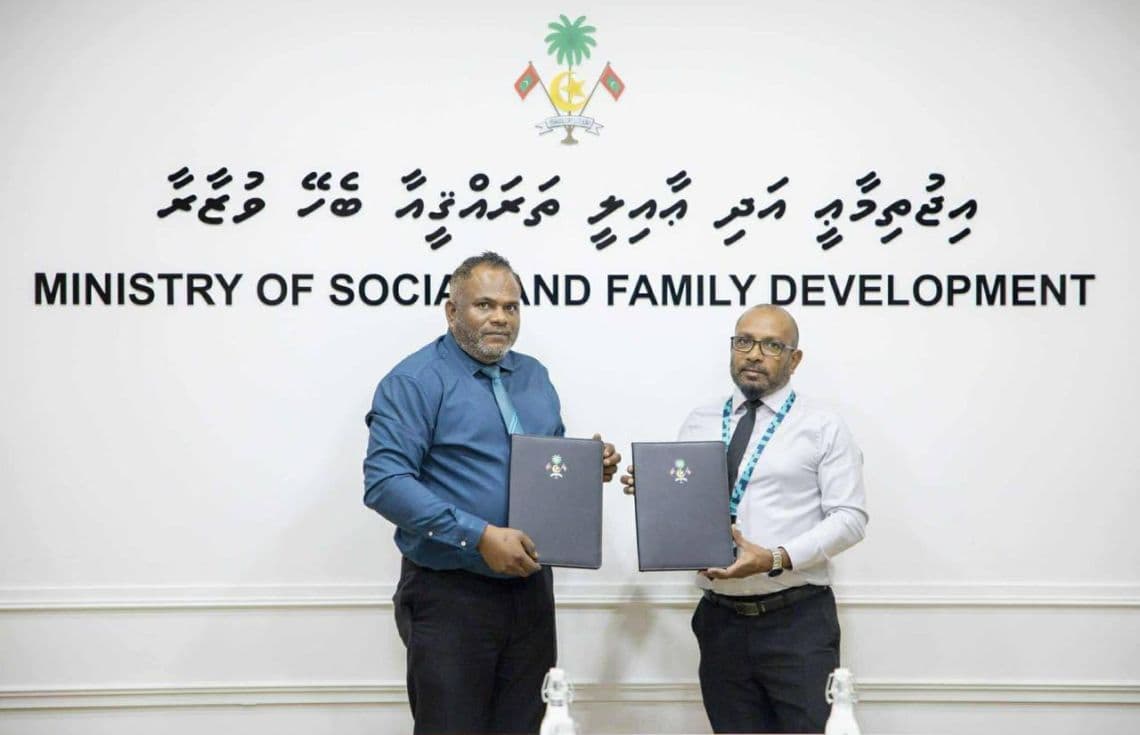 ހާއްސަ އެހީއަށް ބޭނުންވާ ފަރާތްތަކަށް ވަޒީފާގެ ފުރުސަތުތައް ފަހިކޮށްދިނުމަށް މޯލްޑިވްސް ޕޯޓްސް ލިމިޓް (އެމްޕީއެލް) އާއިއެކު ފަހުމުނާމާއެއްގައި ސޮއިކުރުން -- ފޮޓޯ: އިޖްތިމާއީ ވުޒާރާ
