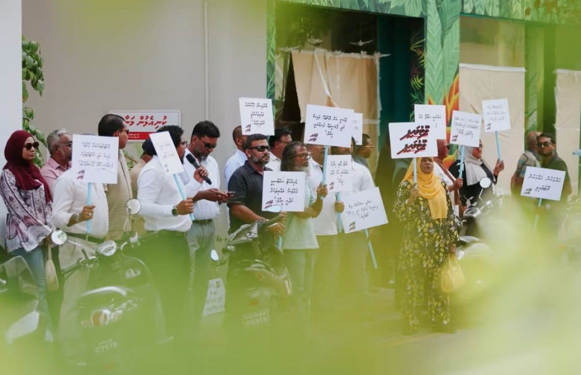 އެމްޑީޕީން ފިނޭންސް މިނިސްޓްރީ ސަރަހައްދުގައި އިހުތިޖާޖުކުރަނީ: ފޮޓޯ: އަދަދު---