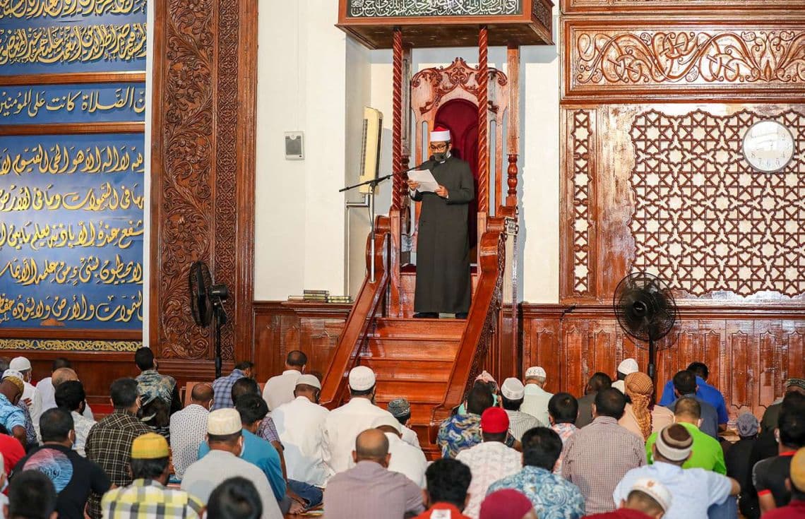 އިސްލާމީ މަރުކަޒުގައި ހުކުރު ނަމާދުކުރަނީ: ފޮޓޯ/ އިންޓަނެޓް---