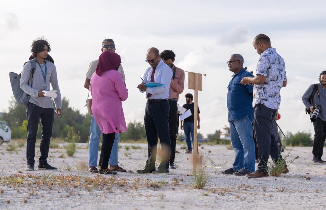 ގުޅީފަޅުން ގޯތި ލިބުނު ފަރާތްތަކަށް ބިން ހަވާލުކުރަނި/ ފޮޓޯ:ގެދޮރުވެރިކަމާއި ބިނާރާ ބެހޭ ވުޒާރާގެ ވަޒީރު ޑރ. އަބްދުﷲ މުއްތަލިބް