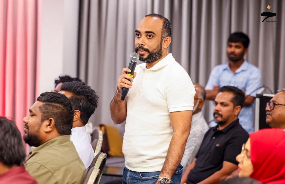 މީޑިއާ ރެގިއުލޭޓު ބިލާއި ގުޅިގެން ނޫސްވެރިންނަށް ހިޔާލު ފާޅުކުރުމުގެ ފުރުސަތު ދިނުމަށް މިރޭ މީރުމާގައި ބޭއްވި ފޯރަމެއްގައި، ދުވަސްވީ ނޫސްވެރިއެއްގެ ހައިސިއްޔަތުން ވަޒީރު އަސްވަޑު ވާހަކަދައްކަވަނީ/ފޮޓޯ:ހުލާސާ