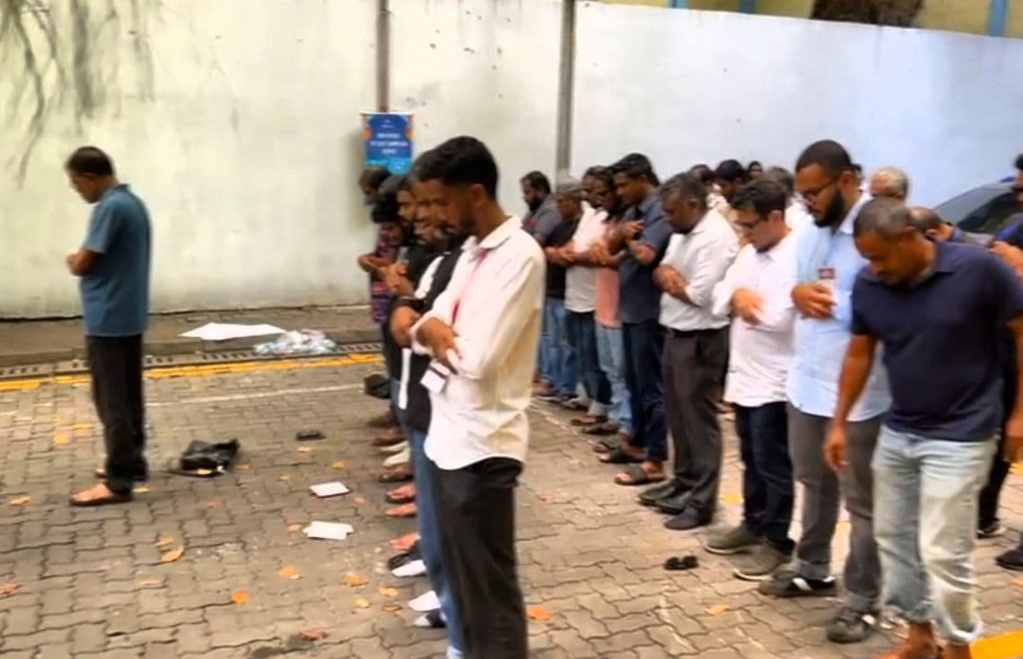 ނޫސްވެރިން މަޖިލިސް ސަރަހައްދުގައި ނަމާދުކުރަނީ؛ ފޮޓޮ/ އެމްވި ކްރައިސިސް---