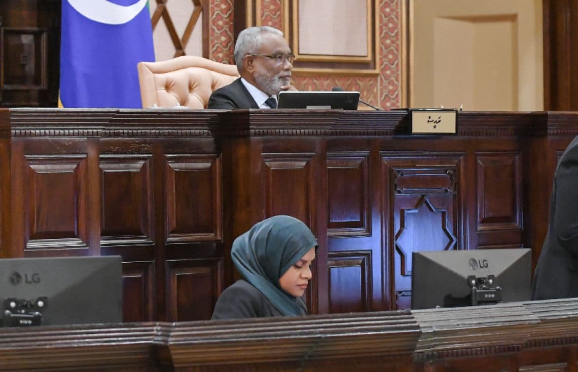 ރައްޔިތުންގެ މަޖިލީސްގެ ރައީސް އަބްދުއްރަހީމް އަބްދުﷲ އަދި މަޖިލީހުގެ ކައުންސިލަރު ޖެނެރަލް ފާތިމަތު ފިލްޒާ / ފޮޓޯ: މަޖިލިސް