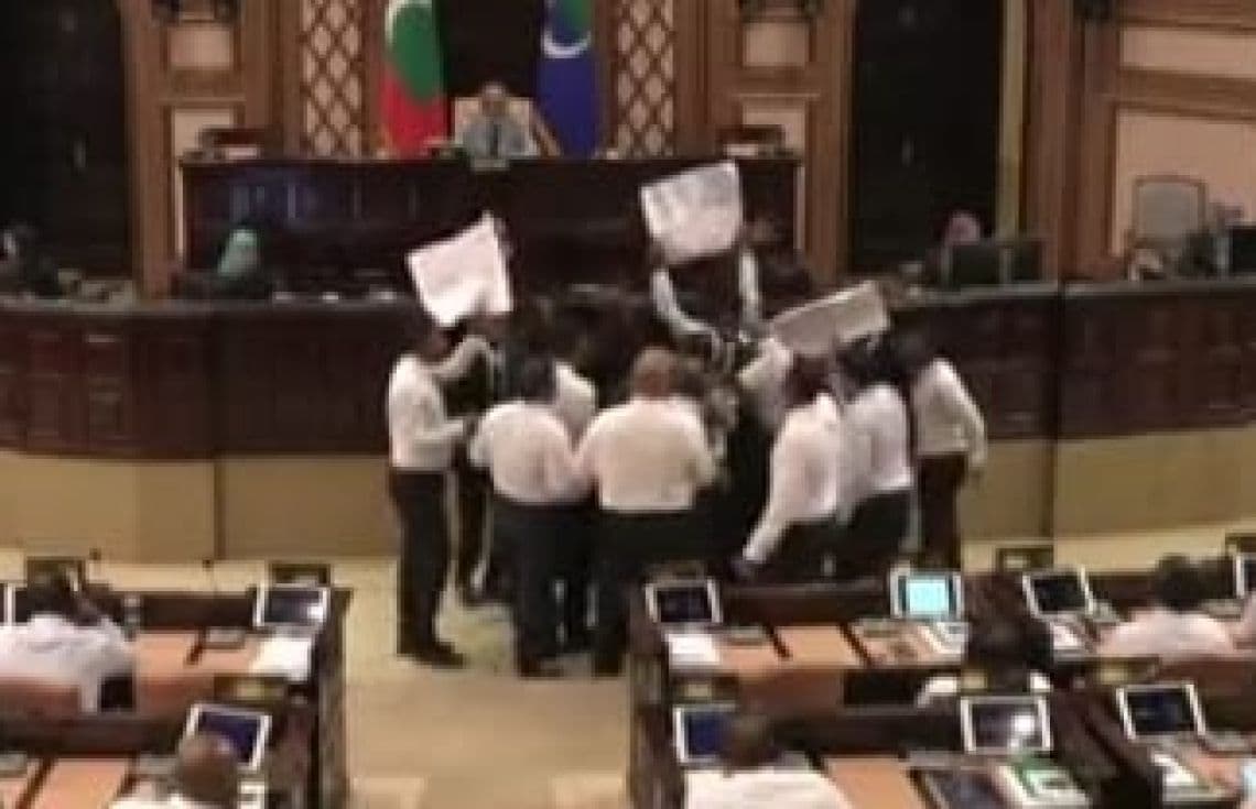 މީޑިއާ ބިލް ފާސްކުރަން މަޖިލީހުގެ ޖަލްސާގައި އެމްޑީޕީ މެންބަރުންގެ ނަން އިއްވާ މަޖިލީހުން ނެރެނީ