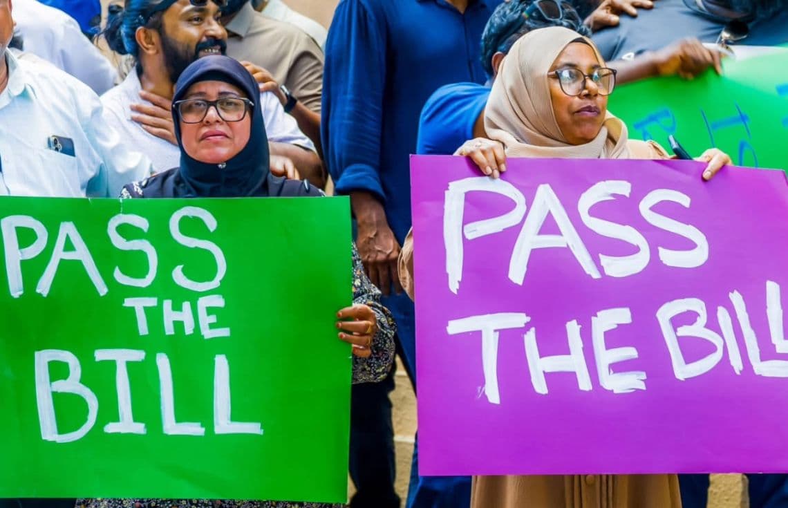މީޑިއާ ބިލު ފާސްކޮށްދިނުމަށް އާންމުން މުޒާހަރާކުރުމުގެ ތެރެއިން.—-ފޮޓޯ: ހުލާސާ